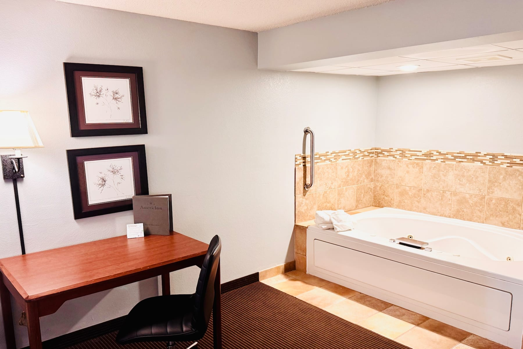 Hotel Room with bath-tub