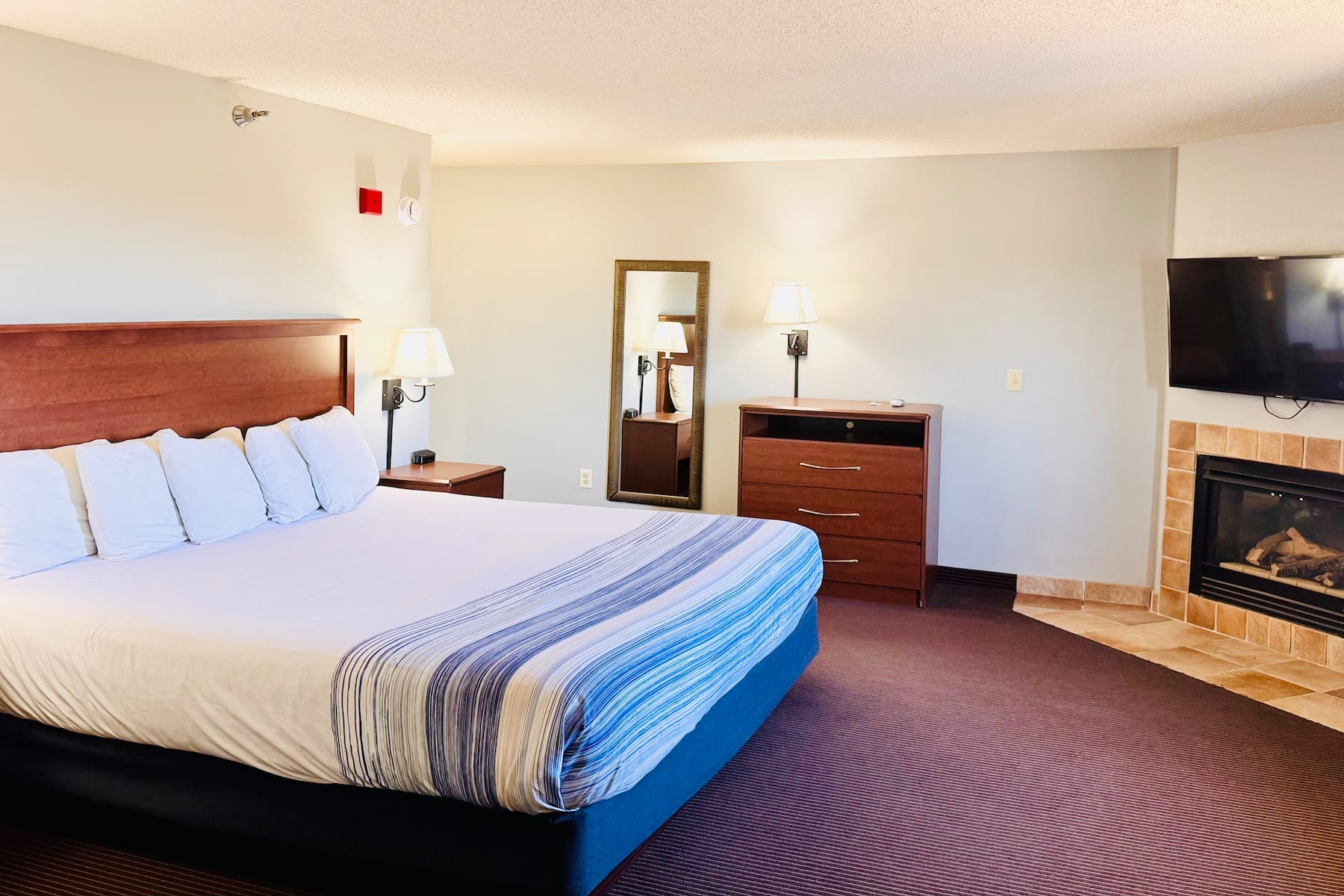 Guest room with one king bed